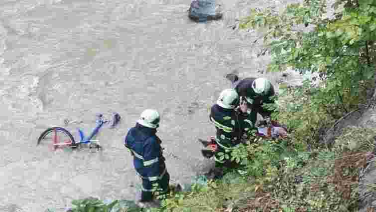 48-річний велосипедист зірвався із 15-метрового схилу в річку на Закарпатті