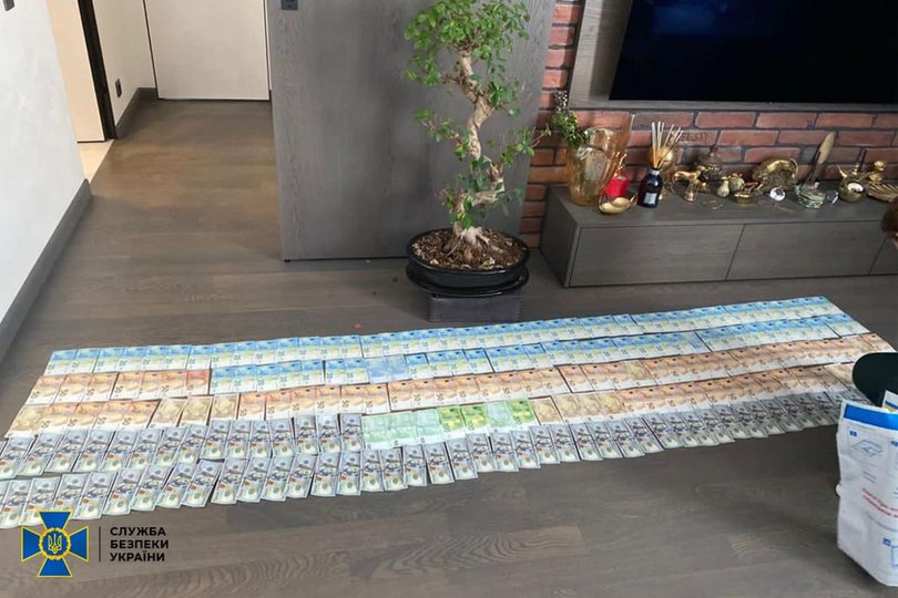 СБУ знайшла 8 млн грн в львівської чиновниці, яка переправляла ухилянтів за кордон 12