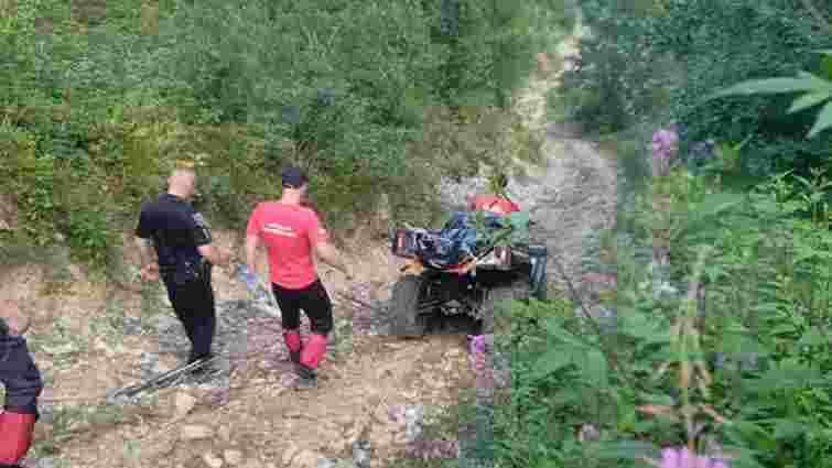 У горах на Прикарпатті раптово помер 59-річний грибник зі Львівщини 
