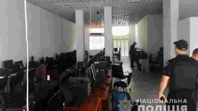 Поліція викрила масштабний кол-центр телефонних шахраїв у Мукачеві