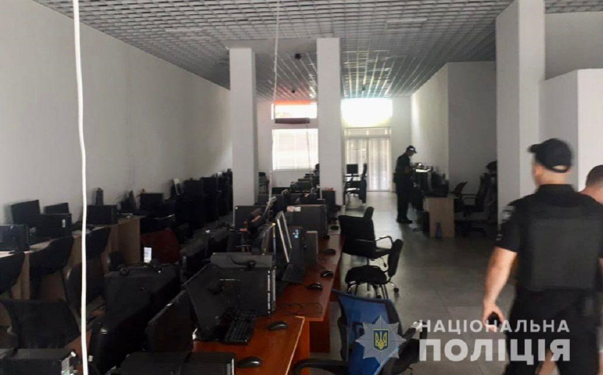 Поліція викрила масштабний кол-центр телефонних шахраїв у Мукачеві