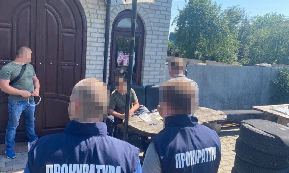 Керівника благодійного фонду затримали за продаж ввезених для армії авто