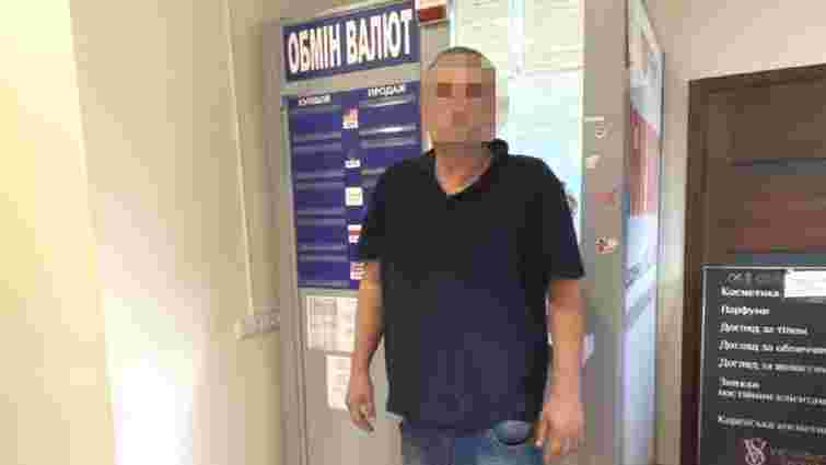47-річного киянина затримали за спробу продати фальшиві долари на Рівненщині 