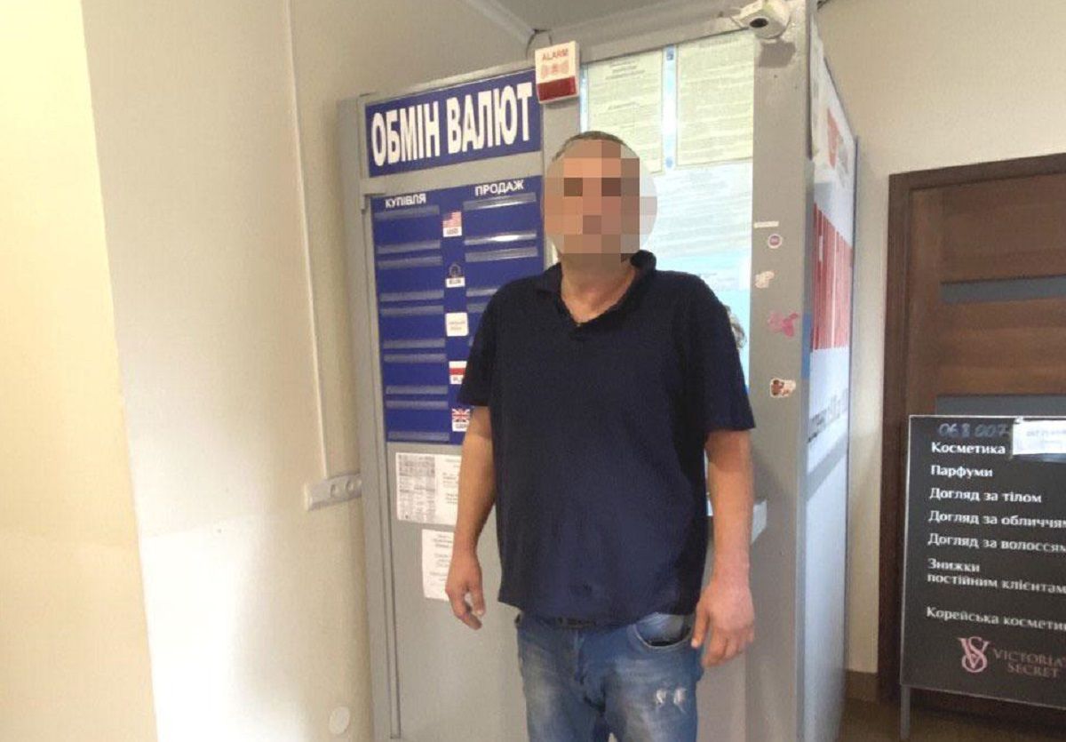 47-річного киянина затримали за спробу продати фальшиві долари на Рівненщині 