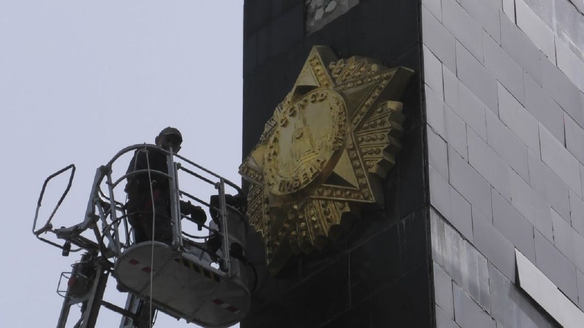 На луцькому меморіалі розпочали демонтаж 300-кілограмової радянської зірки
