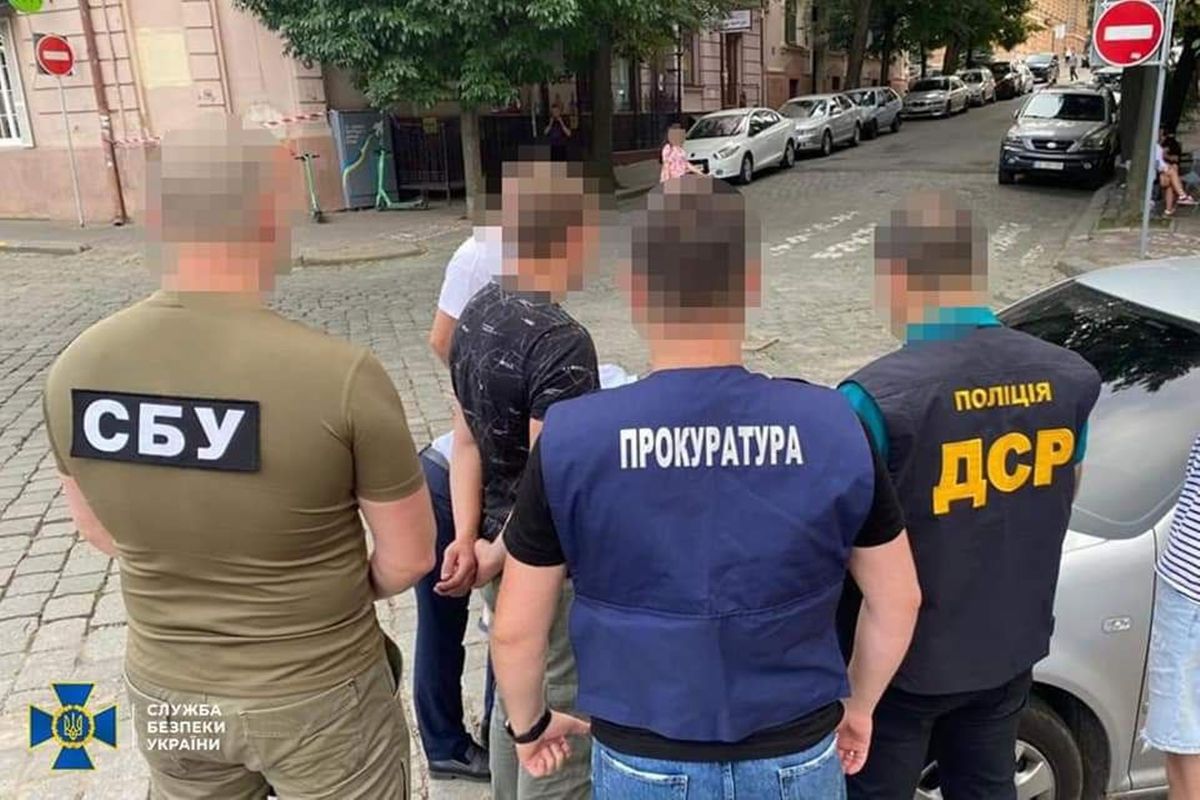 Працівника благодійного фонду з Чернівців звинуватили у відправці ухилянтів закордон
