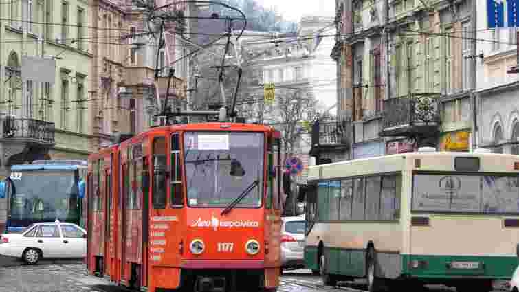 Через демонтаж підпірної стінки на вул. Бандери два трамваї у Львові змінять схеми руху