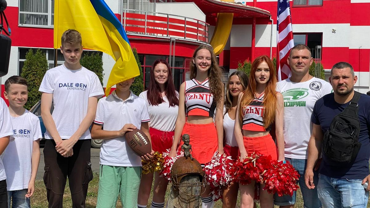Міні-скульптуру гравця американського футболу встановили в Ужгороді