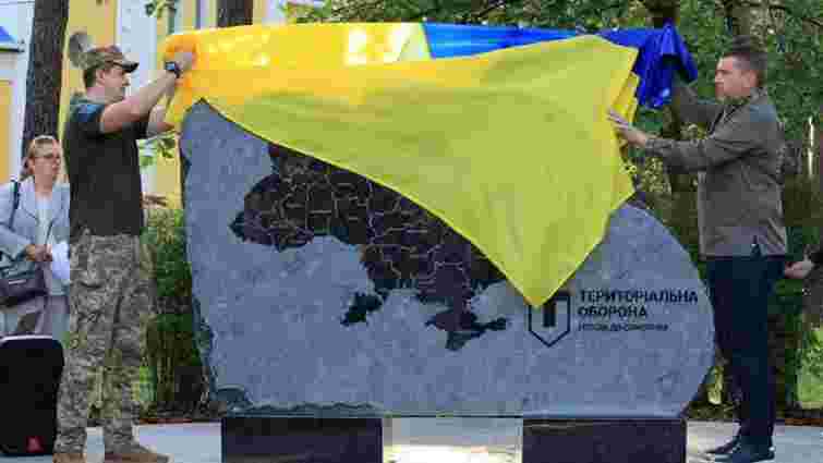 Перший в Україні пам’ятний знак Територіальній обороні відкрили в Ірпені