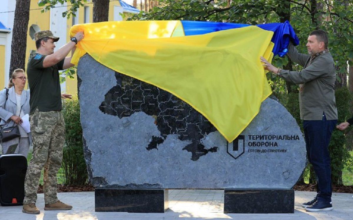 Перший в Україні пам’ятний знак Територіальній обороні відкрили в Ірпені