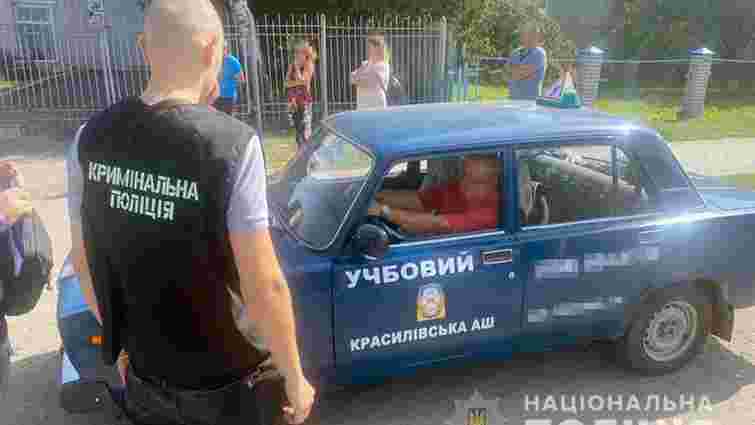 Автоінструктора з Хмельниччини затримали за вимагання хабара у 18-річного юнака 