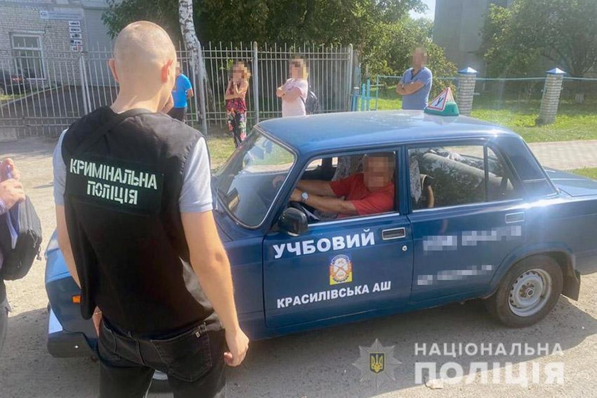 Автоінструктора з Хмельниччини затримали за вимагання хабара у 18-річного юнака 