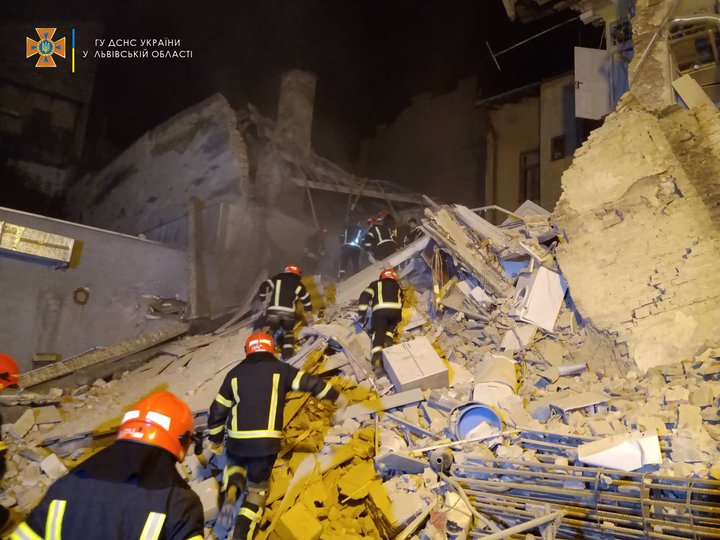 Уночі в житловому будинку в центрі Львова стався обвал 11 Фото ДСНС