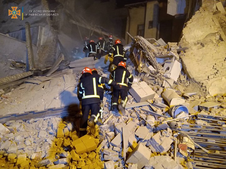 Уночі в житловому будинку в центрі Львова стався обвал 14 Фото ДСНС