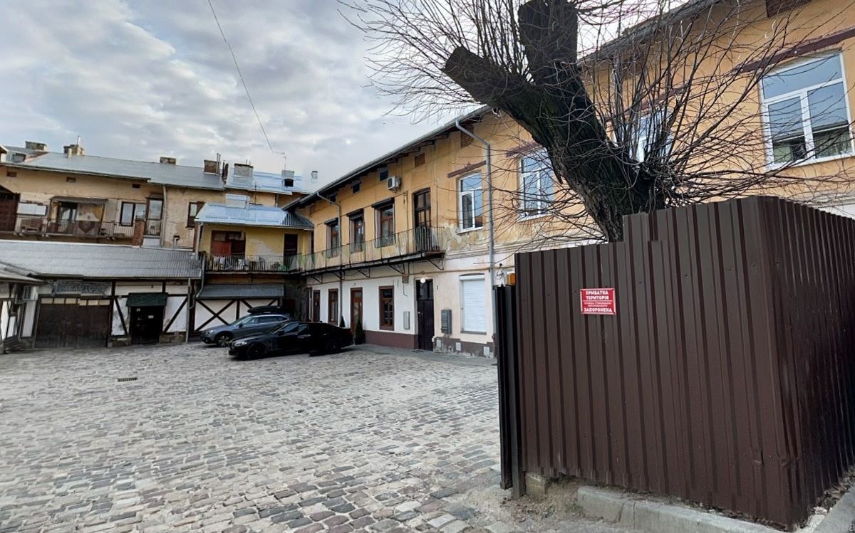 Два депутати міськради  перепланують будівлю у центрі Львова під житло
