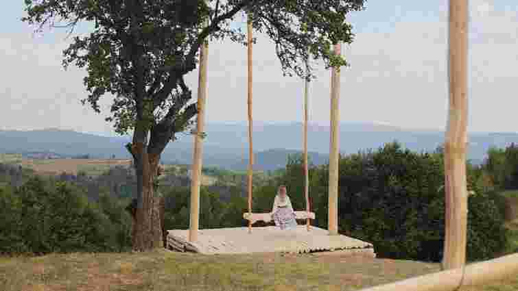 У гірському селі на Закарпатті встановили найвищу гойдалку в Україні