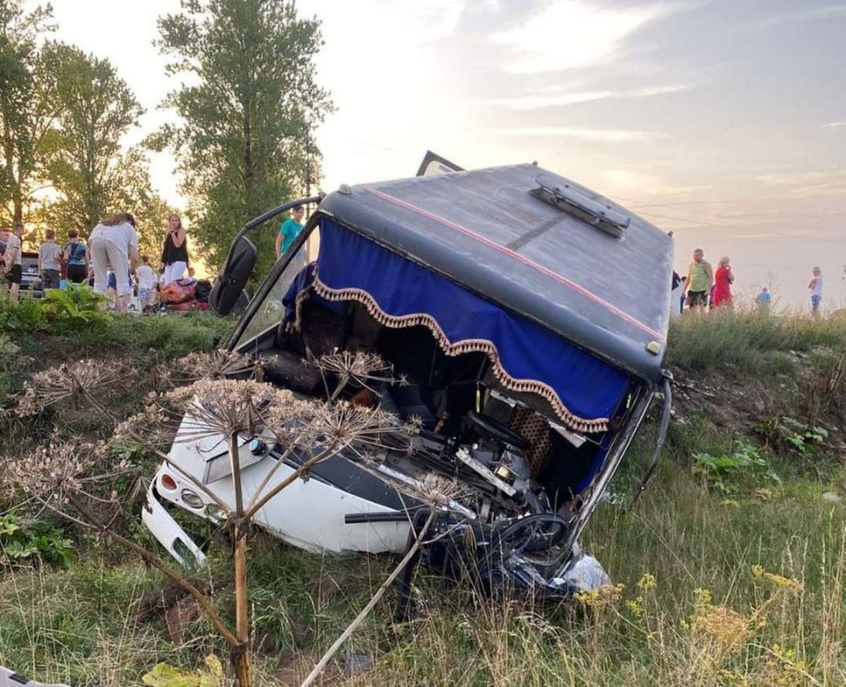 У ДТП із рейсовим автобусом біля Надвірної постраждало 16 осіб