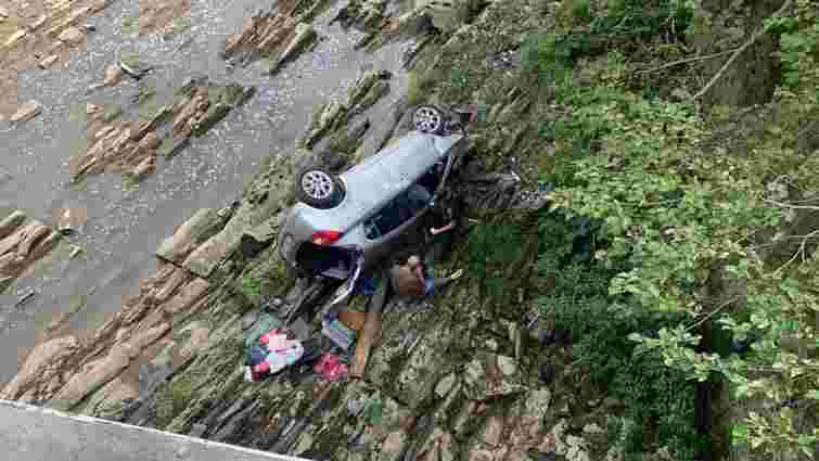 Авто з трьома людьми зірвалося з 10-метрової висоти у ріку на Закарпатті