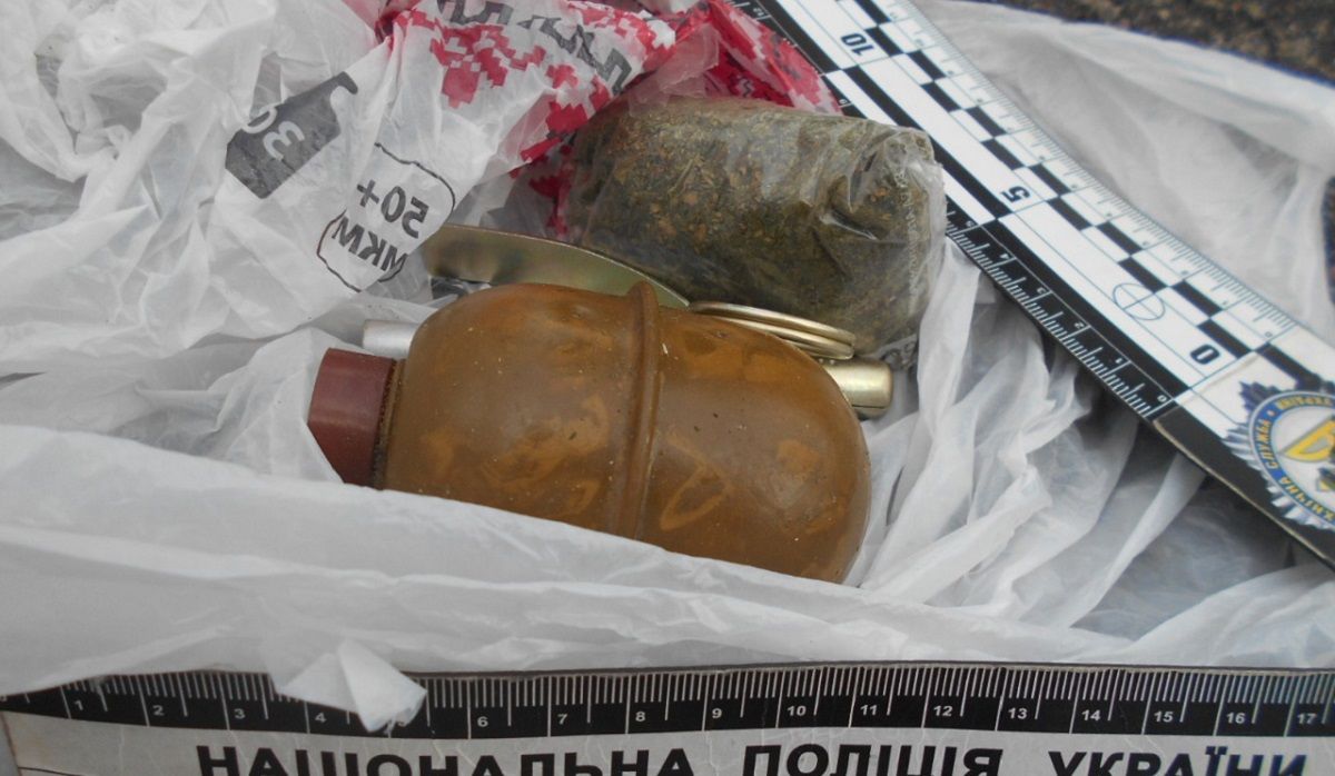 Підозрілого чоловіка з гранатою затримали біля вокзалу в Городку