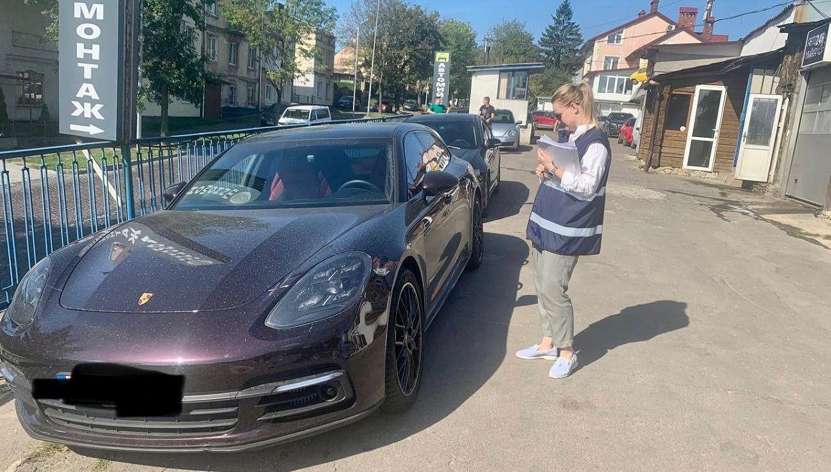 У львівського бізнесмена вилучили Porsche Panamera за борги
