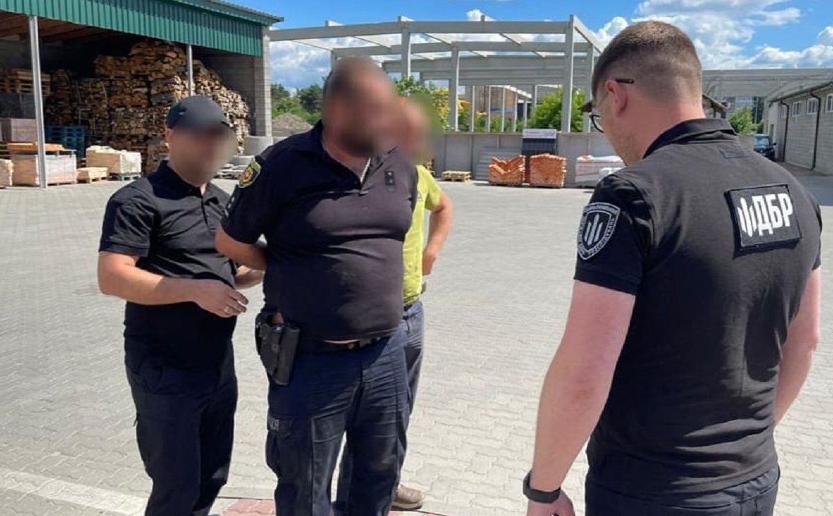 Поліцейського з Сарн оштрафували на 17 тис. грн за хабар від призовника