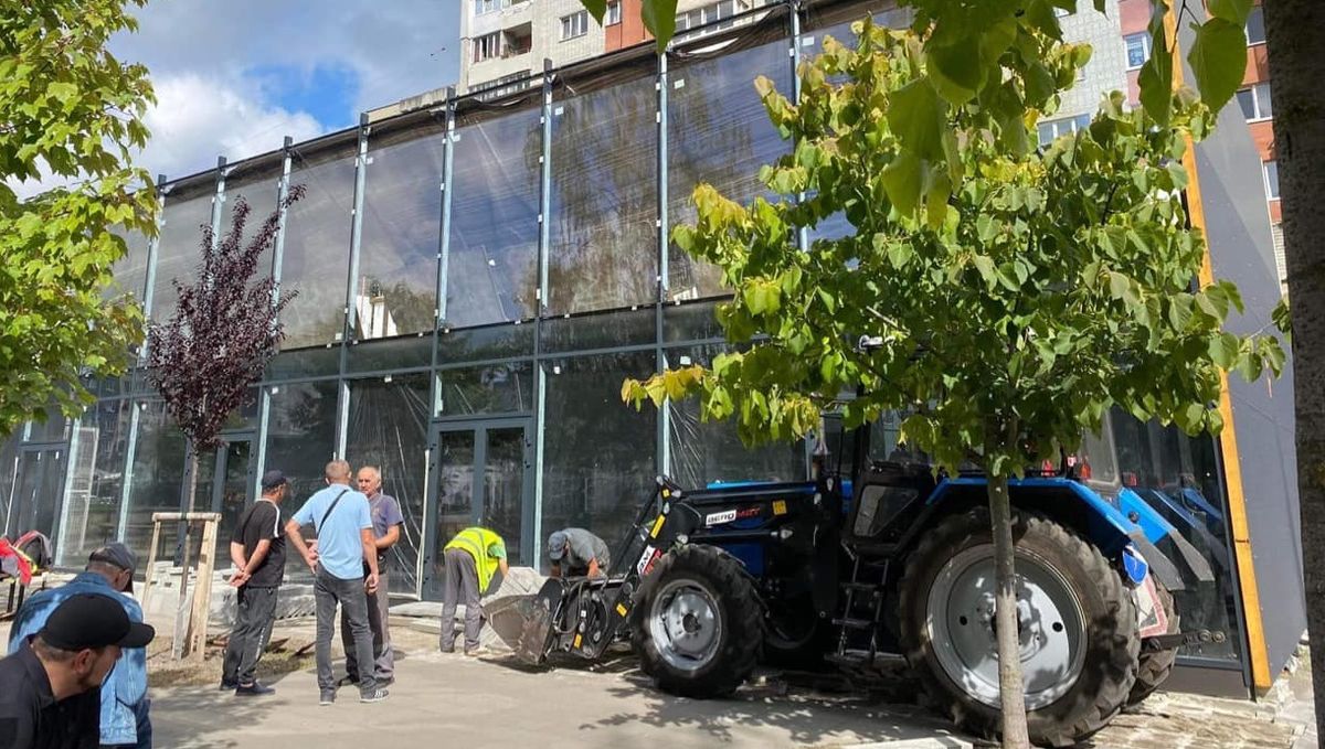 У львівському сквері Гідності демонтують скандальний двоповерховий магазин