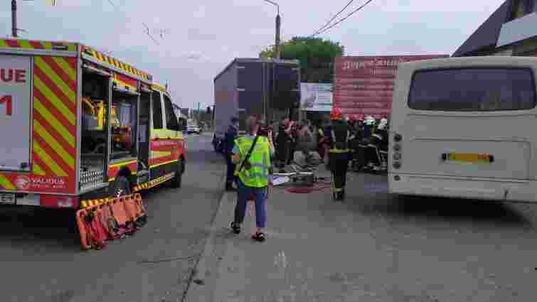 10 людей госпіталізували після ДТП із рейсовим автобусом під Франківськом