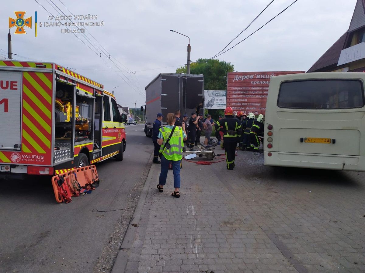 10 людей госпіталізували після ДТП із рейсовим автобусом під Франківськом