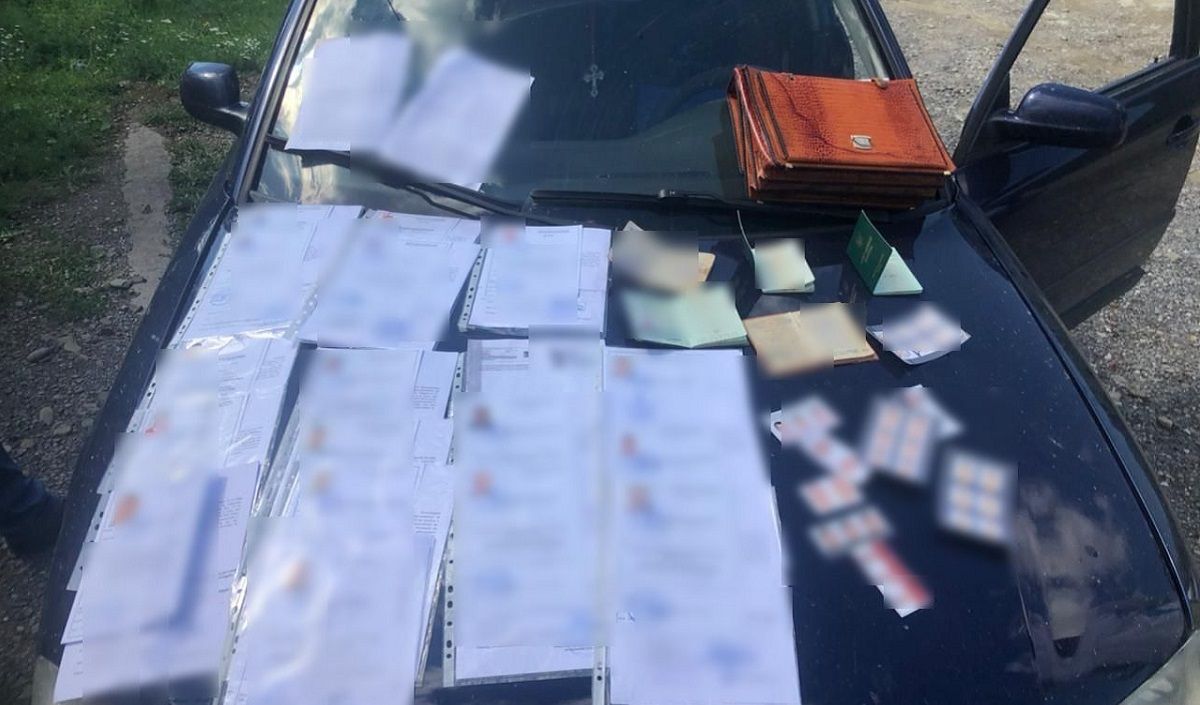 На Львівщині викрили канал незаконного виїзду чоловіків за кордон