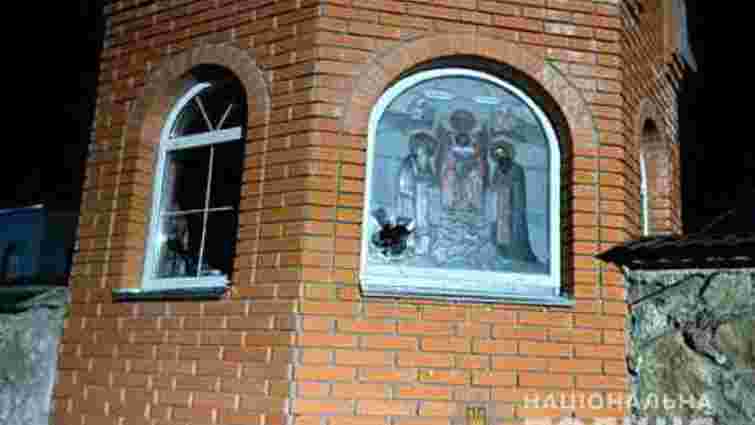 Поліція затримала 49-річного мешканця Рівненщини, який розбив вікно в каплиці УПЦ МП
