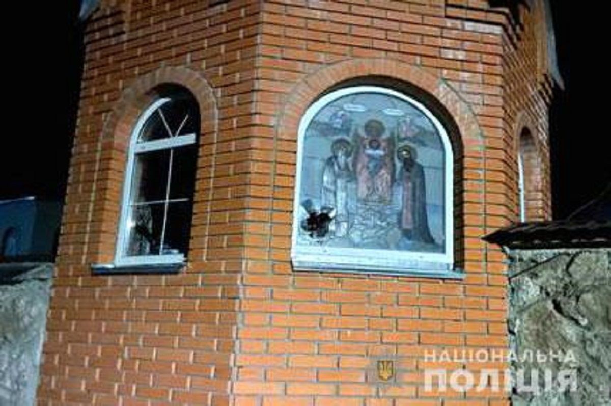 Поліція затримала 49-річного мешканця Рівненщини, який розбив вікно в каплиці УПЦ МП