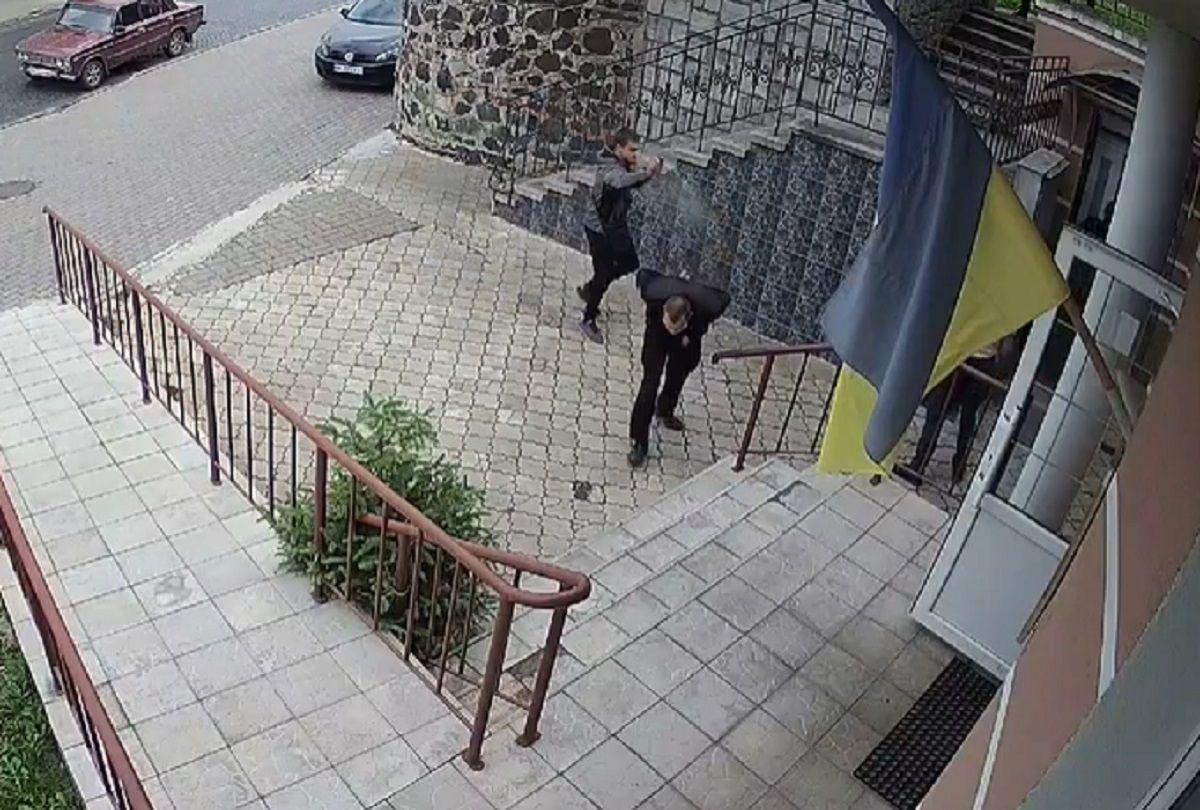 Двоє луцьких муніципалів відсудили по 25 тис. грн у торгівця молоком