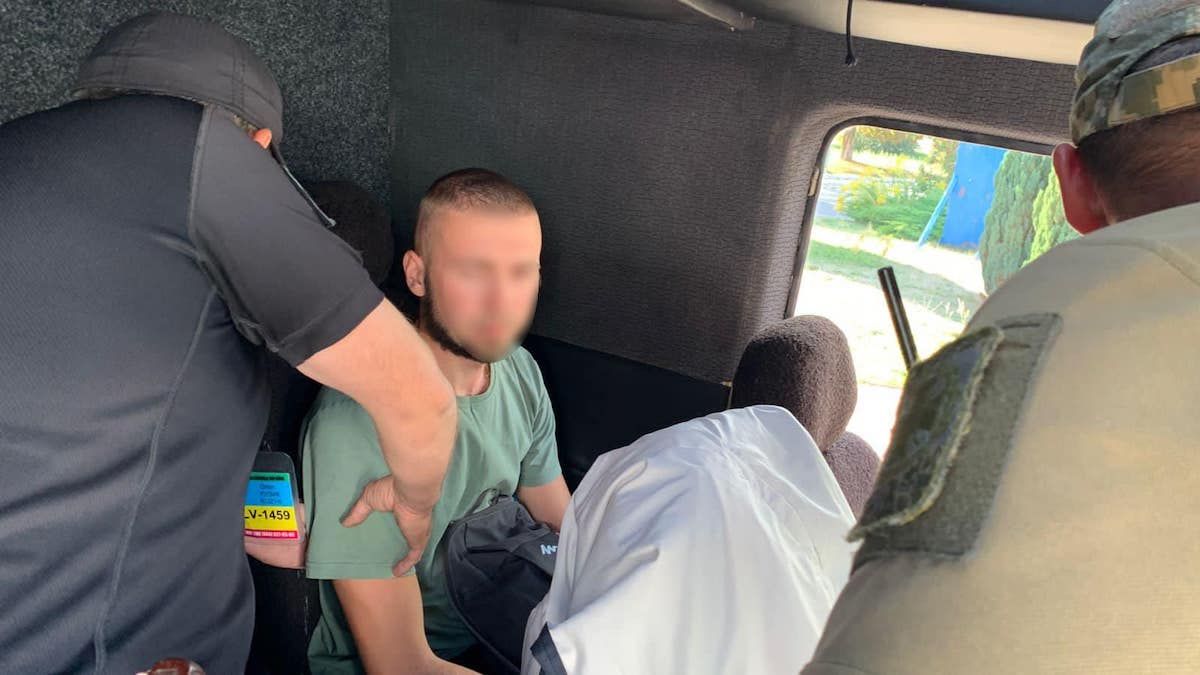 Двоє чоловіків намагались перетнути кордон з Польщею, заховавшись у машині