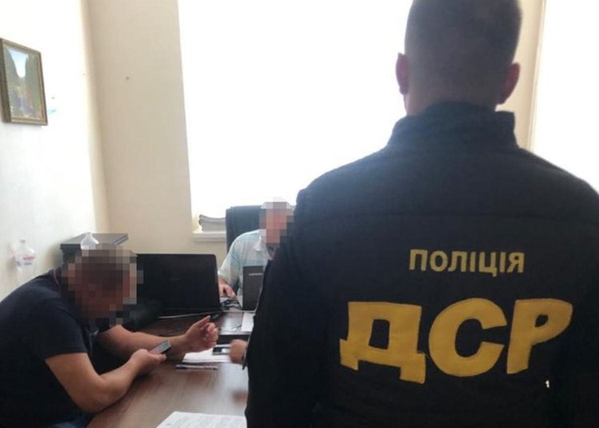 Інспектора Укртрансбезпеки затримали в Ужгороді за хабарі з водіїв