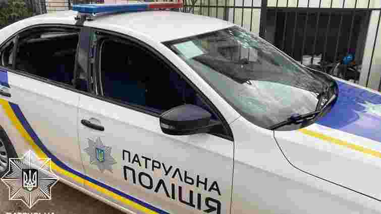 Нетверезий чоловік у Львові кинув дві гранати у поліцейську машину