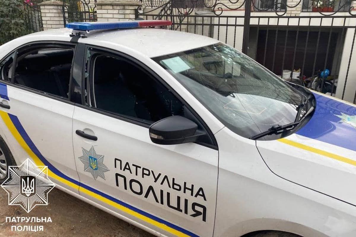 Нетверезий чоловік у Львові кинув дві гранати у поліцейську машину