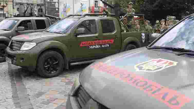 У центрі Львова показали бойові автівки з кулеметами для ЗСУ
