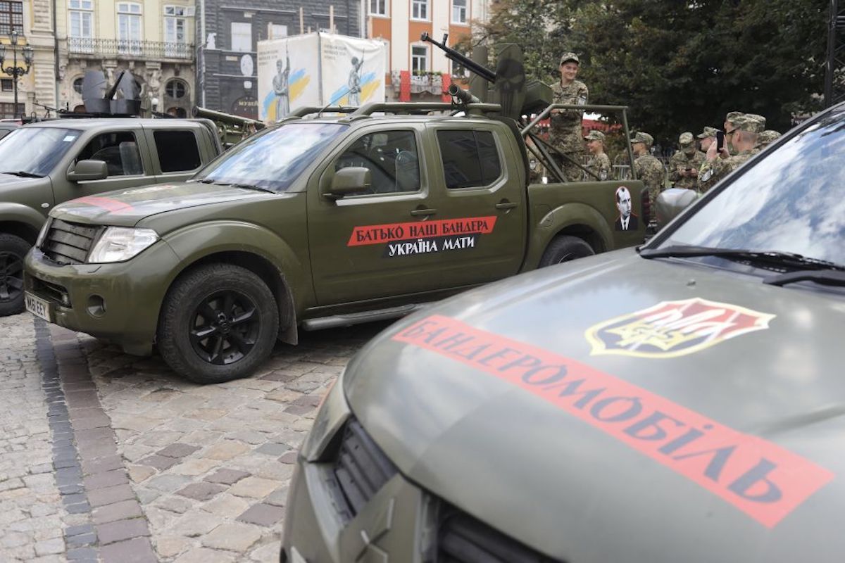 У центрі Львова показали бойові автівки з кулеметами для ЗСУ
