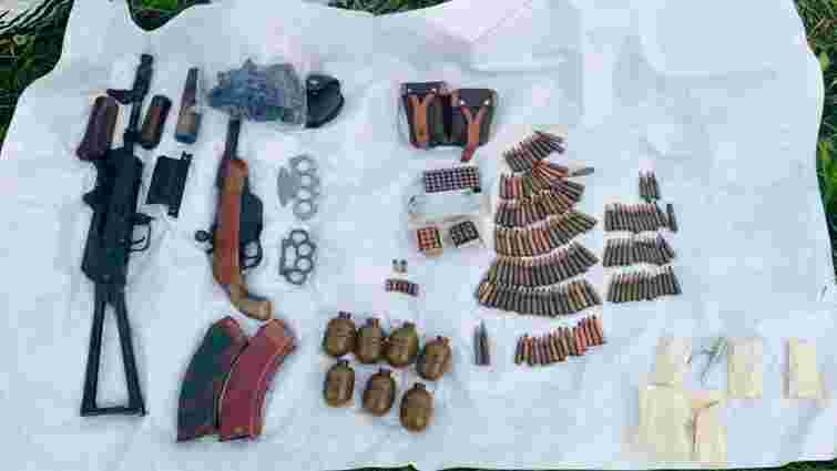 У полі на Прикарпатті поліцейські виявили схованку зі зброєю та вибухівкою