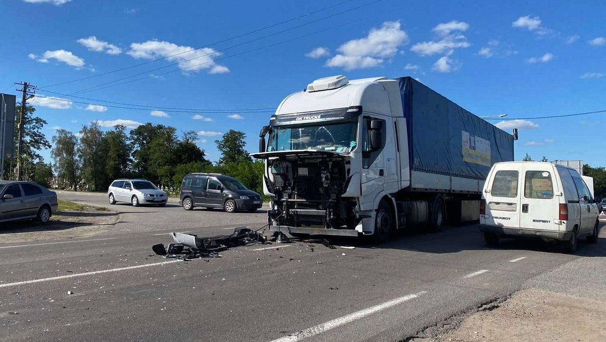 У Жовкві 82-річний водій легковика в’їхав у вантажівку