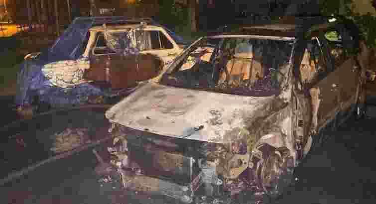Через пожежу в припаркованому авто у Львові згоріли три машини