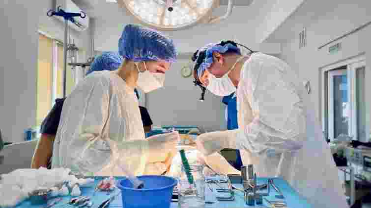 У львівській лікарні консультує і оперує дітей відомий  хірург з Австрії