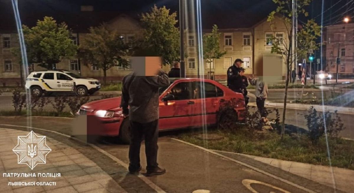 Машина збила пішохода на острівці безпеки біля львівського вокзалу