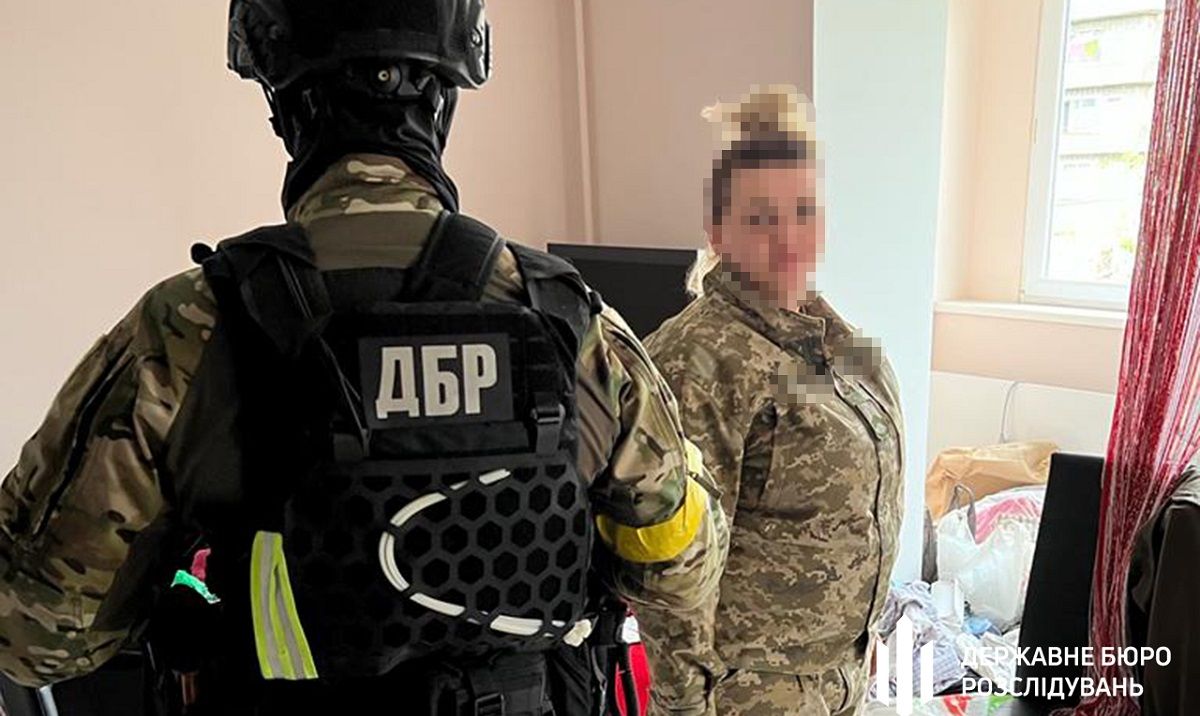  Митницю та двох прикордонниць затримали за переправлення чоловіків у Польщу