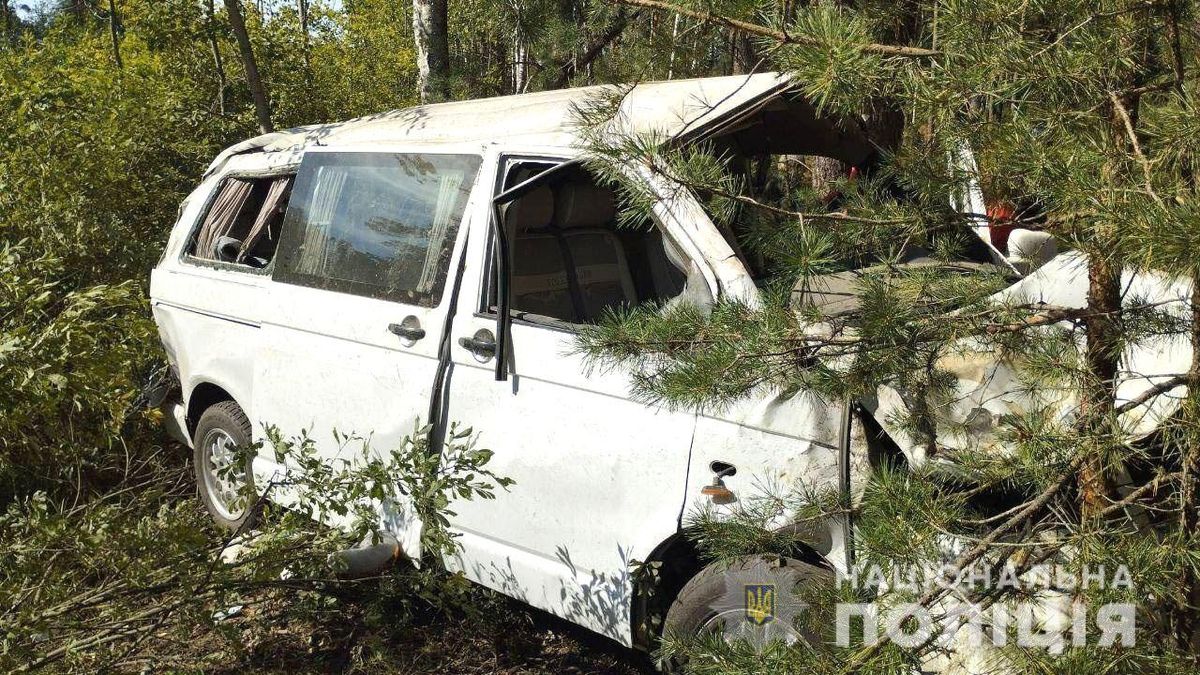 Пошкодження колеса спричинило ДТП мікроавтобуса з п'ятьма людьми біля Сарн