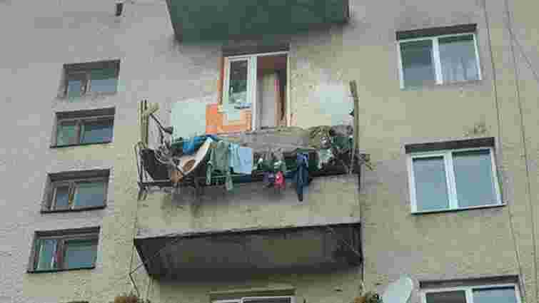 Внаслідок обвалу балкона у містечку на Закарпатті загинула жінка