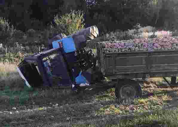 Двоє чоловіків постраждали внаслідок перекидання трактора на Рівненщині