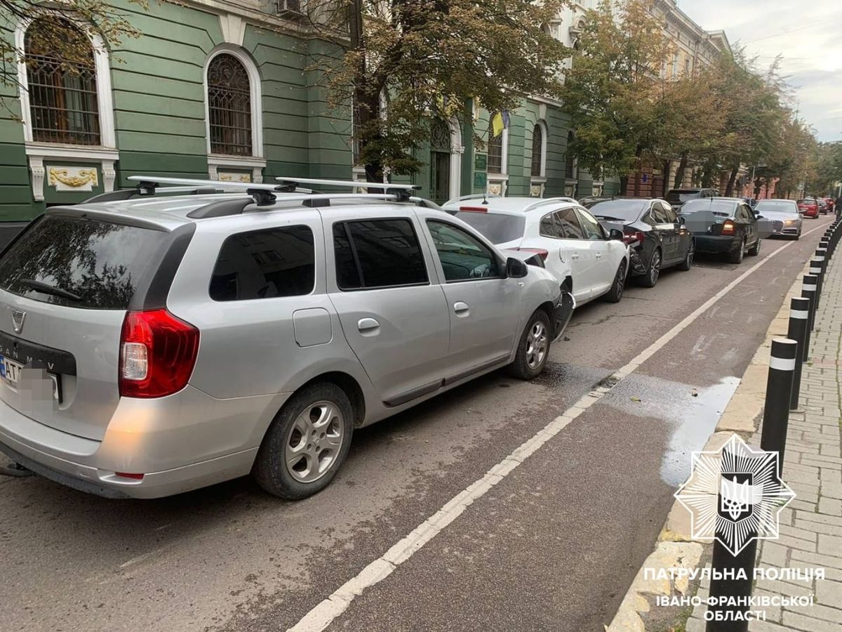 24-річна водійка Dacia спричинила ДТП з п'ятьма авто у Франківську