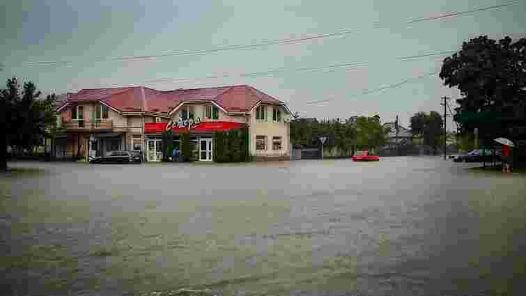 Сильні дощі призвели до масштабних затоплень вулиць Ужгорода