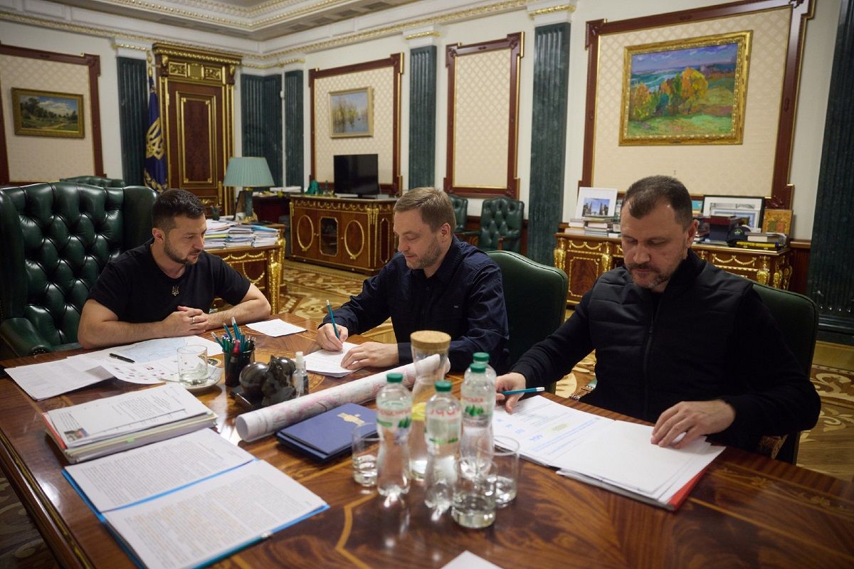 Зеленський обговорив обшуки у волонтерів з головами Нацполіції та МВС